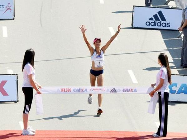 Chegada da prova feminina, Marizete Moreiro vence a Maratona de São Paulo 2010. (Sérgio Shibuya / ZDL) Chegada da prova feminina, Marizete Moreiro vence a Maratona de São Paulo 2010. (Sérgio Shibuya / ZDL)