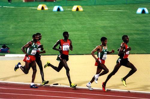 Final dos 10.000 metros na olimpíadas em 2000. (Ian @ ThePaperboy.com/flickr) Final dos 10.000 metros na olimpíadas em 2000.