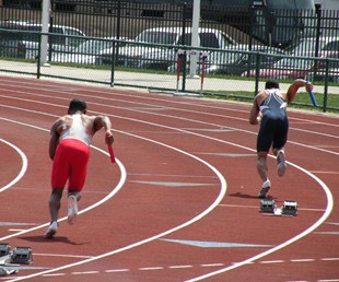 Atletas após a largada para a prova de revezamento 4x400n.