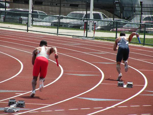 Atletas após a largada para a prova de revezamento 4x400n. (liangjinjian/flickr) Atletas após a largada para a prova de revezamento 4x400n.