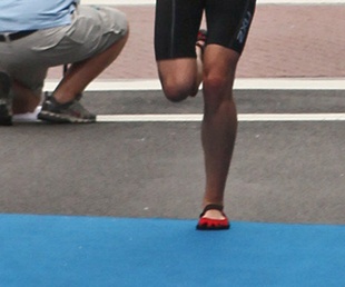 Corredor completa a prova com seu calçado que simula uma passada descalça. (timkelley/flickr) Corrida: está na moda correr descalço