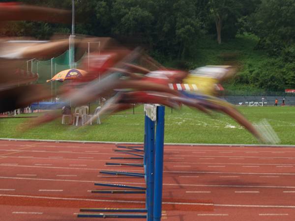 Detalhe do movimento de salto dos atletas sobre a barreira. (Gio JL/flickr) Movimento de salto dos atletas sobre a barreira nos 400 metros com barreira.