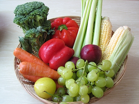 Frutas, vegetais e legumes devem ser a base de uma alimentação com saúde. (foto: Gilabrand/CC) Frutas, vegetais e legumes devem ser a base de uma alimentação com saúde. (foto: Gilabrand/CC)