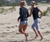 Garotas correm descalças na praia. (mikebaird/flickr)