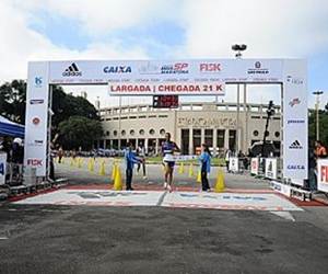 Giomar conquista a Meia Maratona de São Paulo. (Leo Shibuya/ZDL)