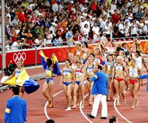 Mulheres dão a volta olímpica após heptatlo. (bryangeek/flickr)