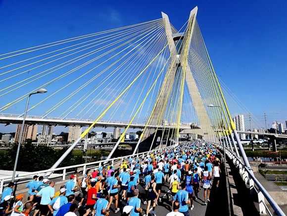 Corredores passam pela ponte Estaiada na Maratona de São Paulo 2010. (Sérgio Shibuya / ZDL) Corredores passam pela ponte Estaiada na Maratona de São Paulo 2010. (Sérgio Shibuya / ZDL)