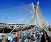 Corredores passam pela ponte Estaiada na Maratona de São Paulo 2010. (Sérgio Shibuya / ZDL)