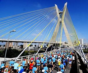 Corredores passam pela ponte Estaiada na Maratona de São Paulo 2010. (Sérgio Shibuya / ZDL)