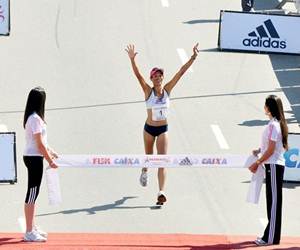 Chegada da prova feminina, Marizete Moreiro vence a Maratona de São Paulo 2010. (Sérgio Shibuya / ZDL)