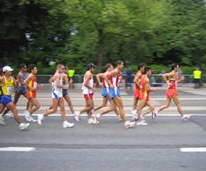 20Km de marcha atlética, Mundial de Helsinki/2005. Detalhe para o atleta ponteiro, dois pés no ar.