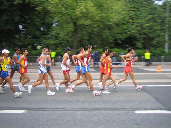 20Km de marcha atlética, Mundial de Helsinki/2005. Detalhe para o atleta ponteiro, dois pés no ar. (Tomisti/CreativeCommons) 20Km de marcha atlética, Mundial de Helsinki/2005. Detalhe para o atleta ponteiro, dois pés no ar.
