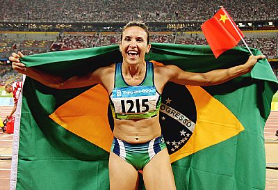 Maurren Maggio comemora a medalha de ouro nas Olimpíadas de Pequim. (Wnader Roberto/COB)