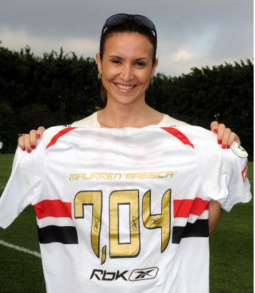Maurren Maggi apresenta sua nova camisa do São Paulo FC. (reprodução/site SPFC) Maurren Maggi apresenta sua nova camisa do São Paulo FC. (reprodução/site SPFC)
