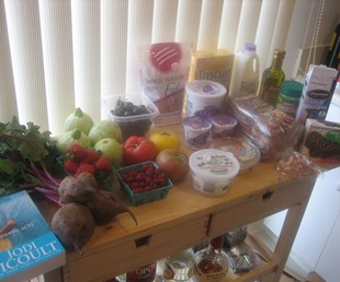 Mesa com alimentos: frutas, legumes, queijo, pão integral. (Betsssssy/flickr)