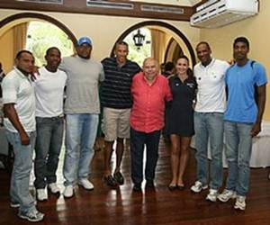 Roberto Gesta em foto com atletas medalhistas olímpicos brasileiros. (Sérgio Oliveira/CBAt)